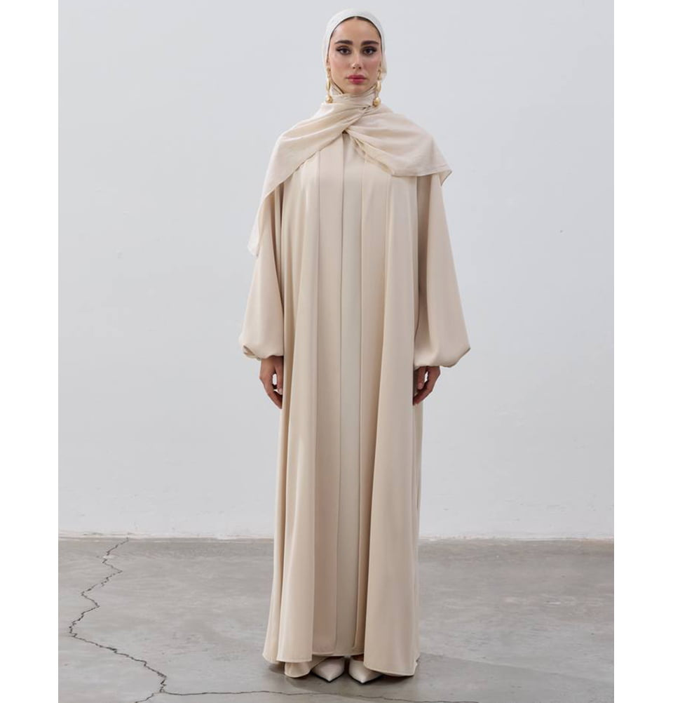 Cream Pleated Abaya with Voluminous Sleeves for Minimalist Casual Style Cream Pleated Abaya with Voluminous Sleeves for Minimalist Casual Style — Casual Hijab Outfits