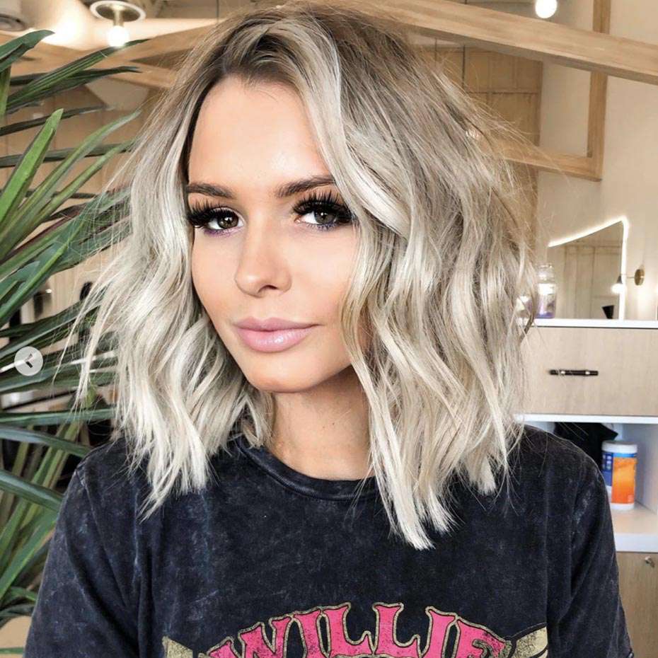 Textured Wavy Bob with Side-Swept Bangs Textured Wavy Bob with Side-Swept Bangs — Side Part Hairstyles