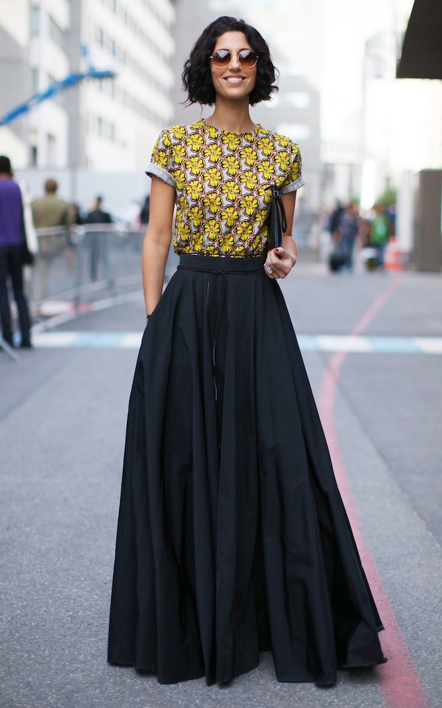 Graphic T-Shirt with Voluminous Black Maxi Skirt — Long Skirt Outfits