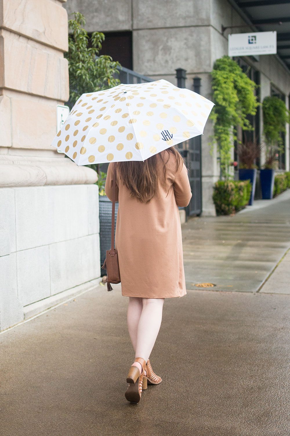 Monochromatic Tan for a Chic, Understated Rainy Day Monochromatic Tan for a Chic, Understated Rainy Day — Rainy Day Outfits
