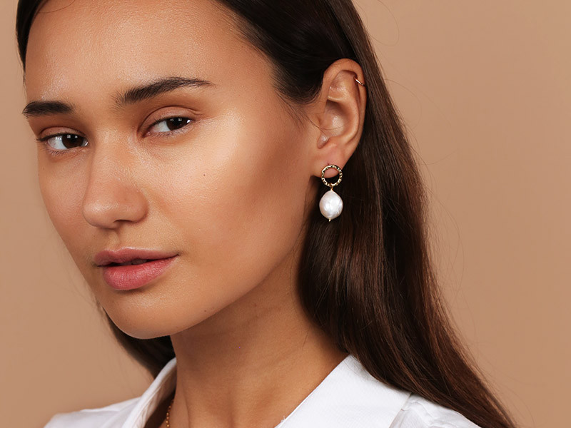 Pearl and Gold Drops with a Crisp White Collared Shirt Pearl and Gold Drops with a Crisp White Collared Shirt — Pearl Earrings Outfits