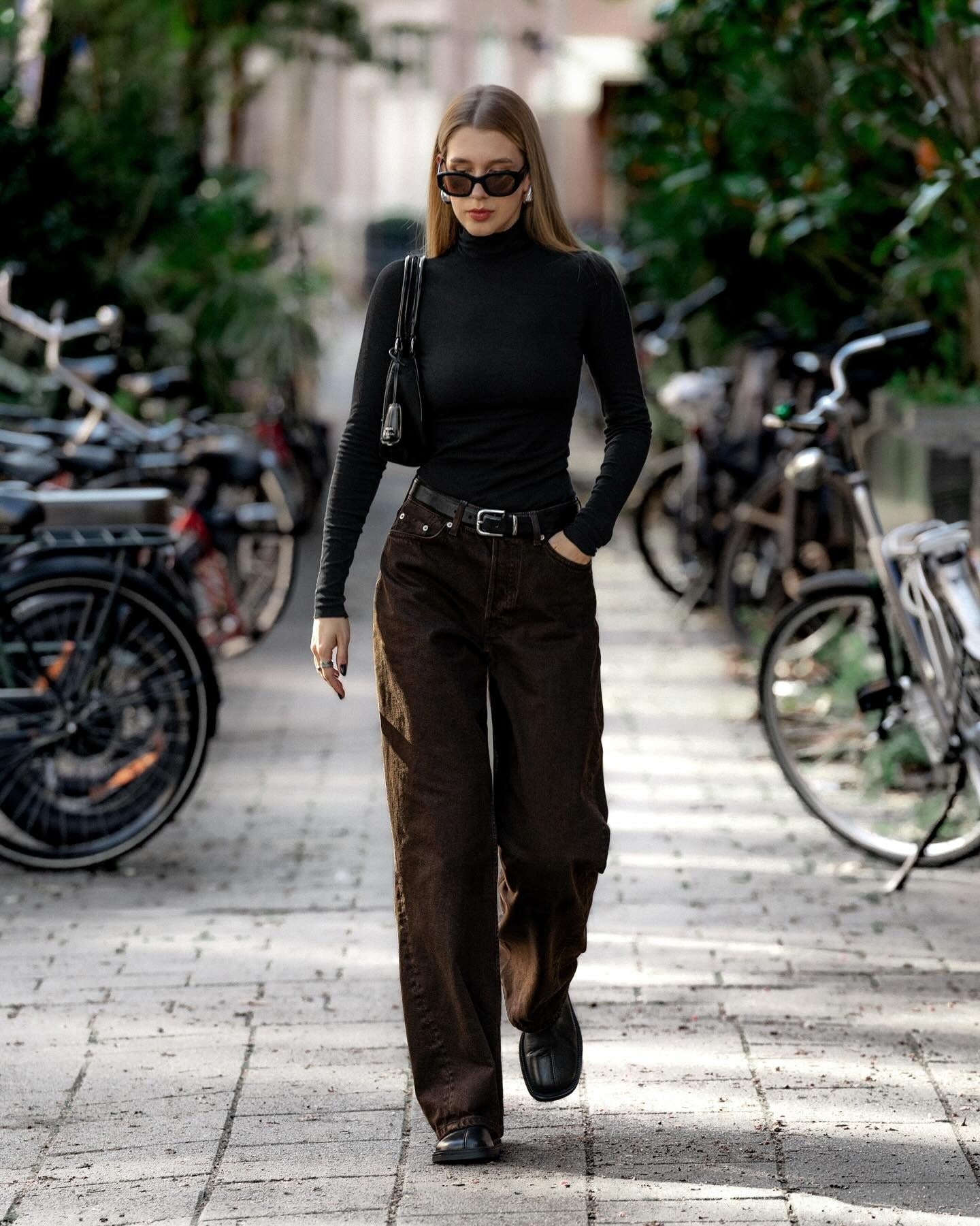 Casual Street Style Black Turtleneck with Brown Corduroy Wide-Leg Pants Casual Street Style Black Turtleneck with Brown Corduroy Wide-Leg Pants — Black and Brown Outfits
