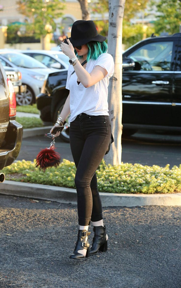 Classic White Tee and Skinny Jeans: Street Style Staple — 2010s Outfits