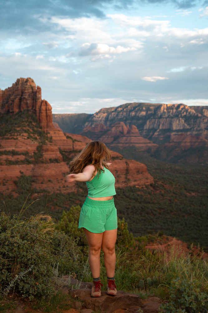Bold Green Athletic Set for Desert Adventures — Sedona Outfits