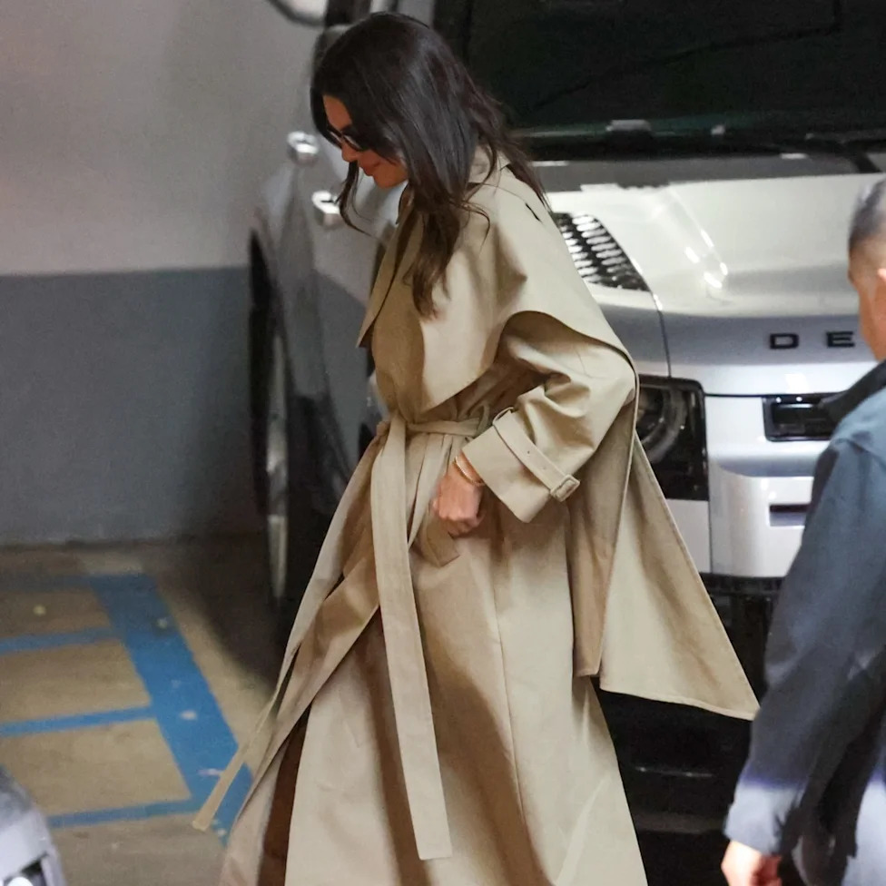 Effortless Belted Beige Trench Coat — Trench Coat Outfits
