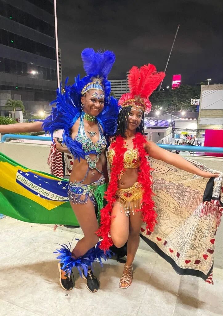 Festival Flair: Elaborate Feathered Carnival Costumes Festival Flair: Elaborate Feathered Carnival Costumes — Brazil Outfits