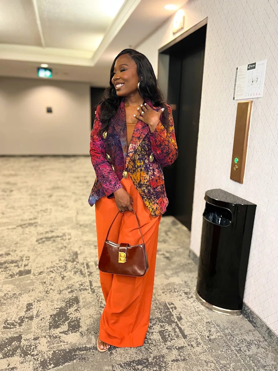 Patterned Blazer with Bright Orange Wide-Leg Pants Patterned Blazer with Bright Orange Wide-Leg Pants — Outfits for Big Hips