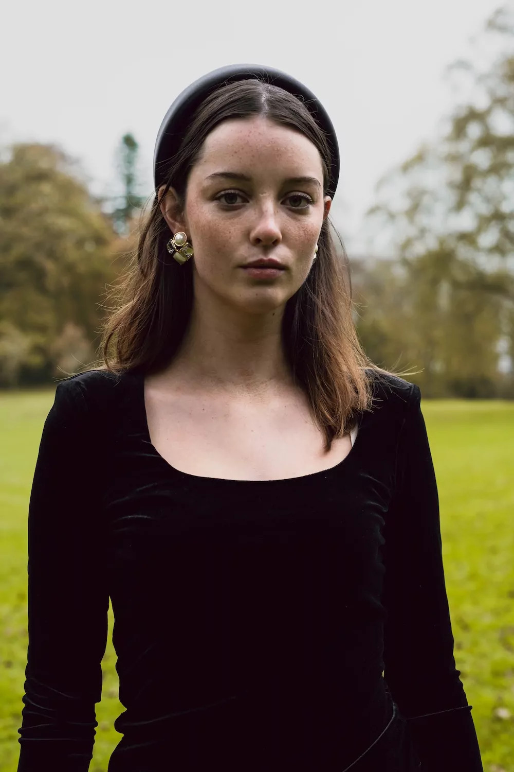 Wide Black Headband on Wavy Bob Wide Black Headband on Wavy Bob — Padded Headband Hairstyles