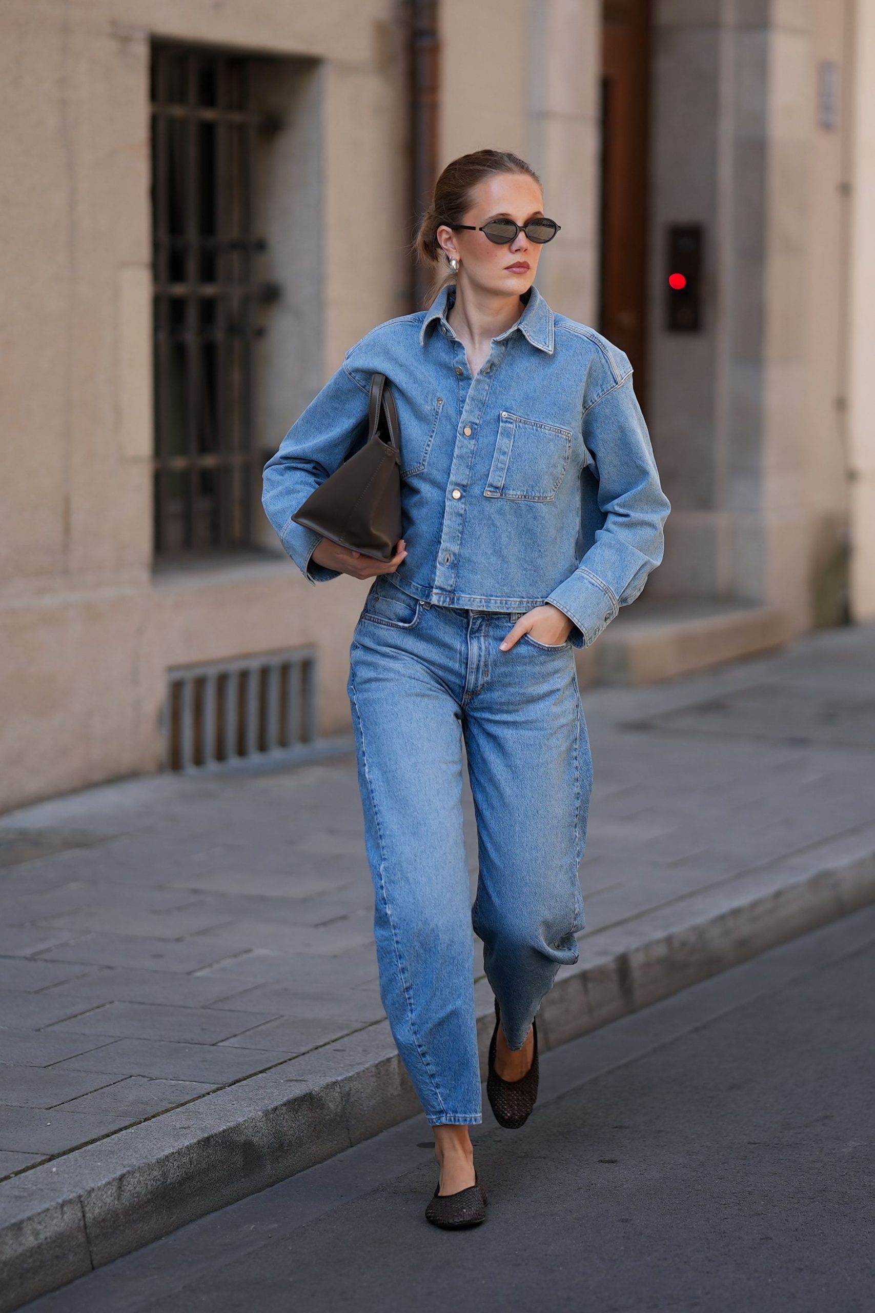 Denim-on-Denim with Light Wash Barrel Jeans and Cropped Jacket Denim-on-Denim with Light Wash Barrel Jeans and Cropped Jacket — Barrel Jeans Outfits