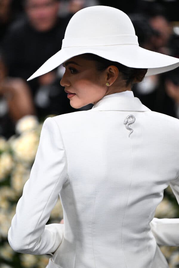 Chic White Tailored Blazer with Dramatic Wide-Brimmed Hat — Gala Outfits