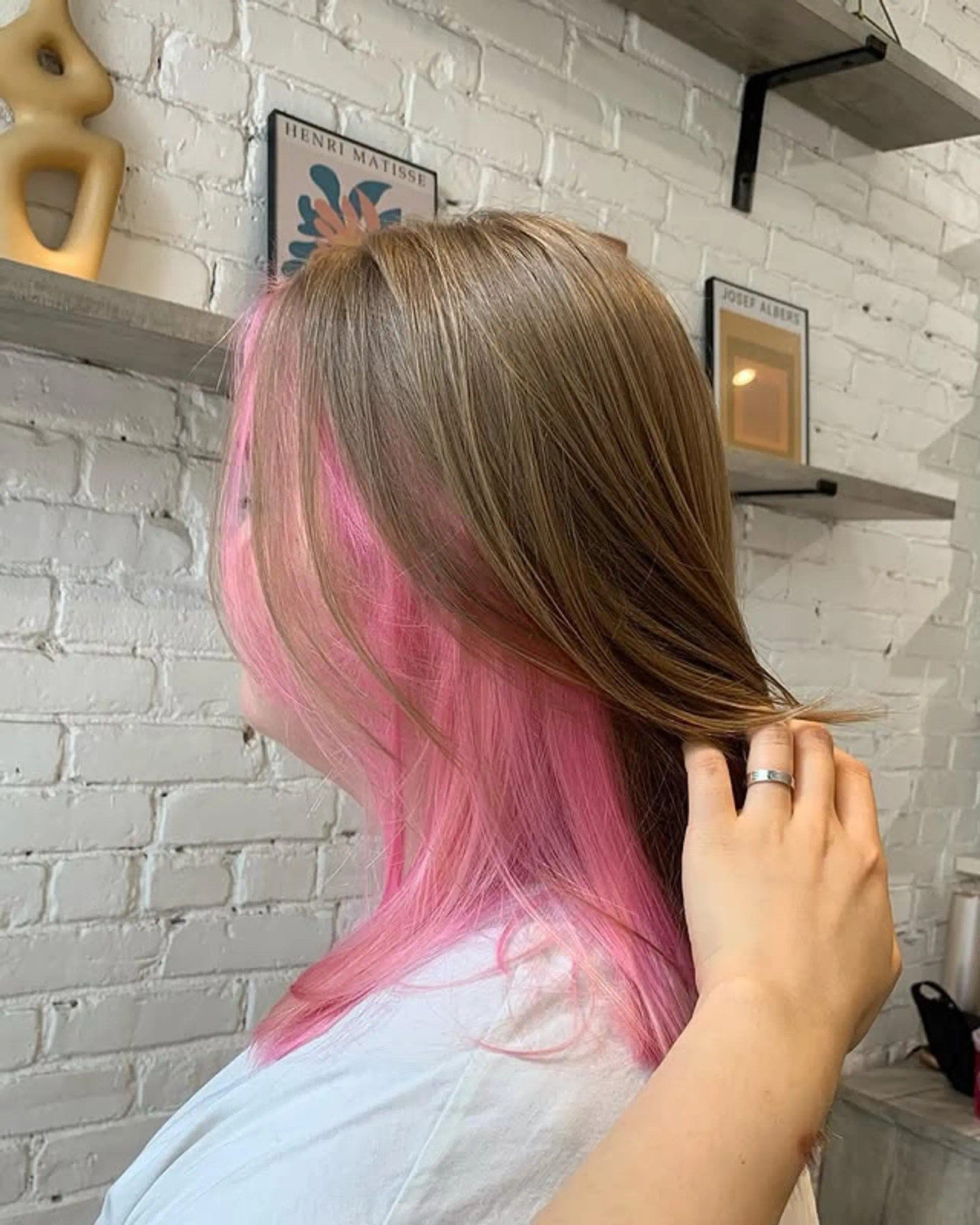 Collarbone Blonde With Pink Face Framing Collarbone Blonde With Pink Face Framing — Pink Highlights