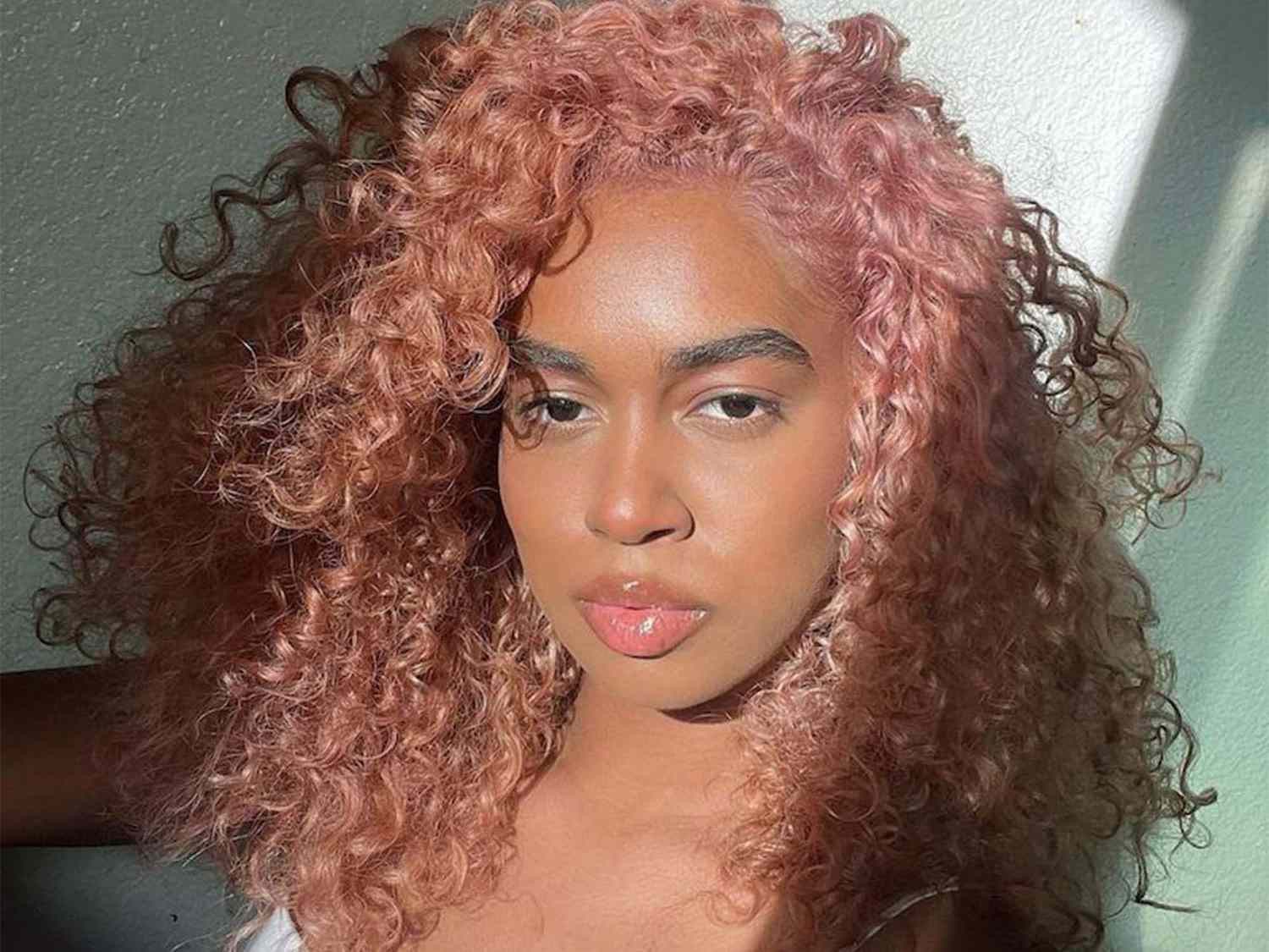 No Bangs Vibrant Rose Gold Thick Curly Hair No Bangs Vibrant Rose Gold Thick Curly Hair — Rose Gold Hair