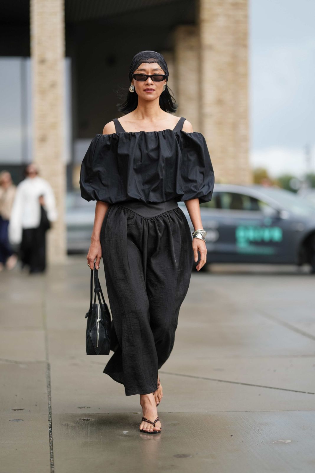 Monochrome Black with Voluminous Sleeves and Headscarf Monochrome Black with Voluminous Sleeves and Headscarf — Copenhagen Outfits