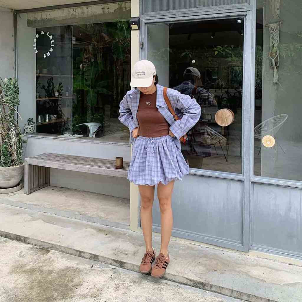 Plaid Mini Skirt with Blazer and Sneakers Plaid Mini Skirt with Blazer and Sneakers — Sneakers with Skirt Outfits