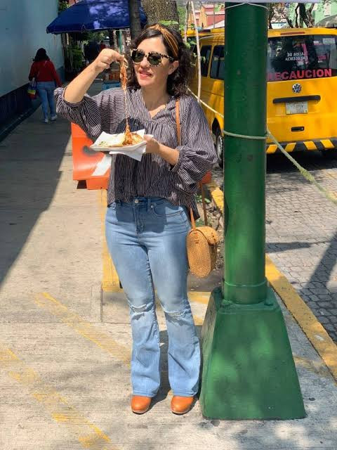 Voluminous Sleeve Blouse with Flared Jeans for City Tours — Mexico City Outfits