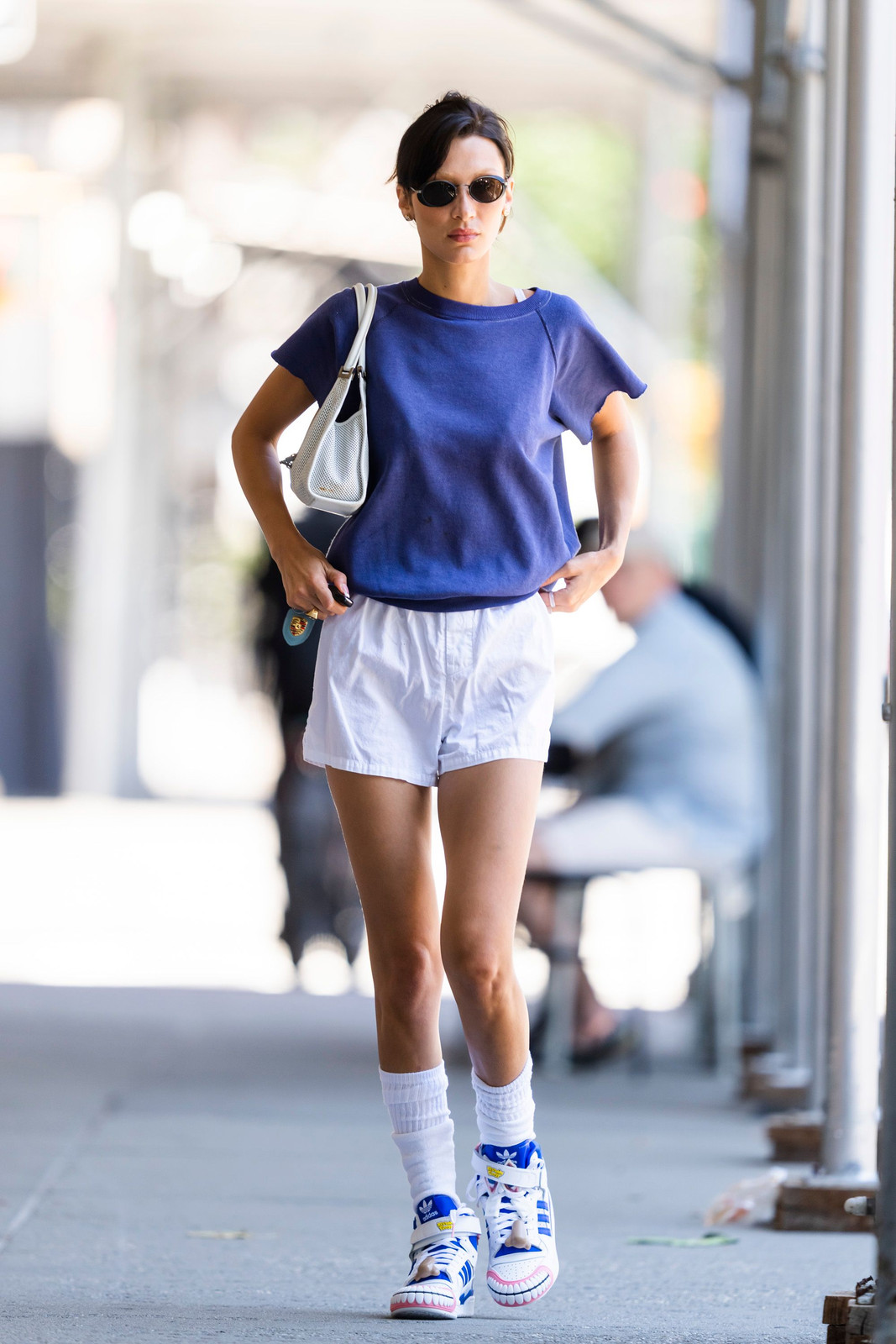 Street Style: Blue Sweatshirt and Boxer Shorts with High-Tops Street Style: Blue Sweatshirt and Boxer Shorts with High-Tops — Sporty Chic Outfits