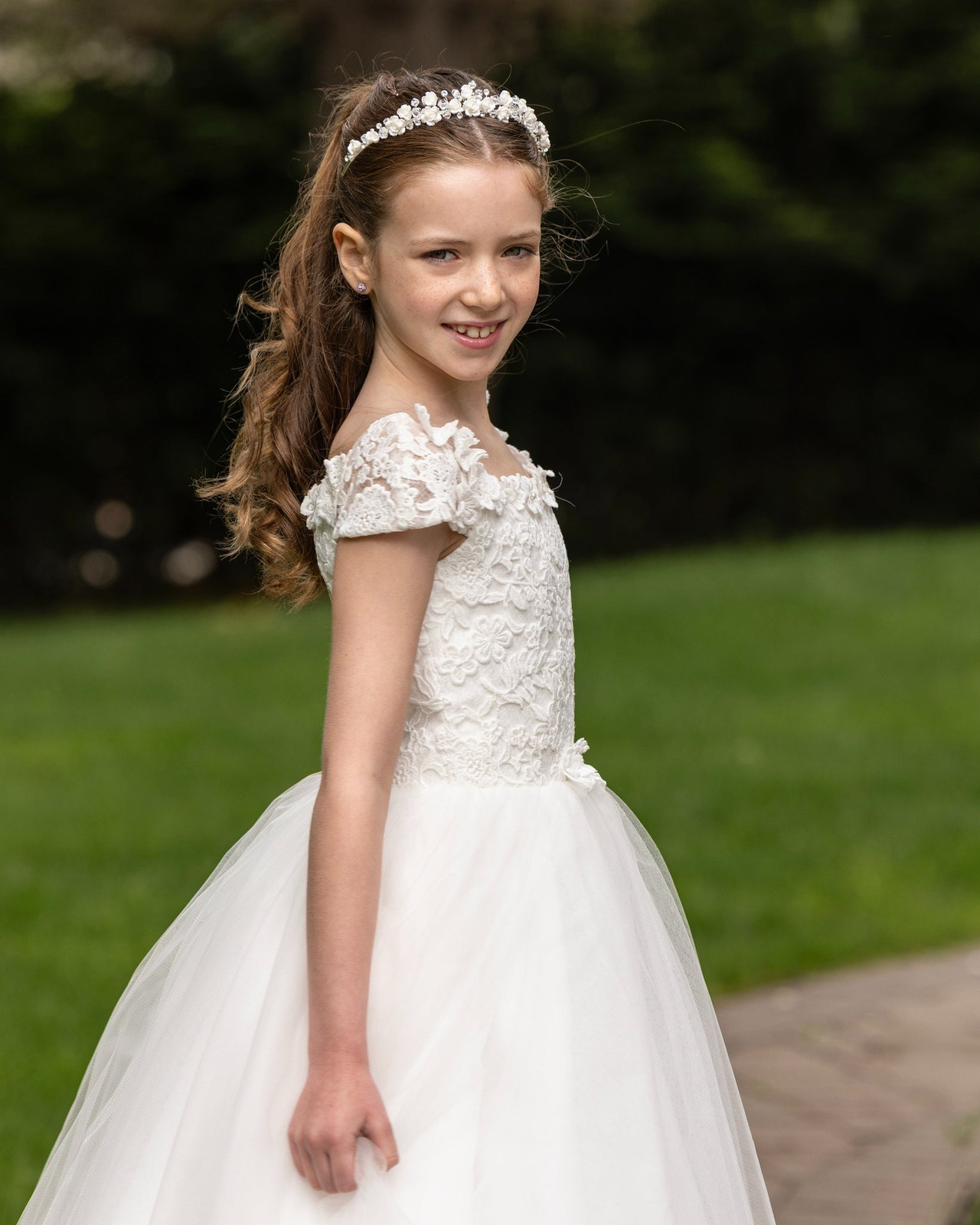 Elegant Off-Shoulder Lace Communion Dress with Full Tulle Skirt Elegant Off-Shoulder Lace Communion Dress with Full Tulle Skirt — First Communion Outfits