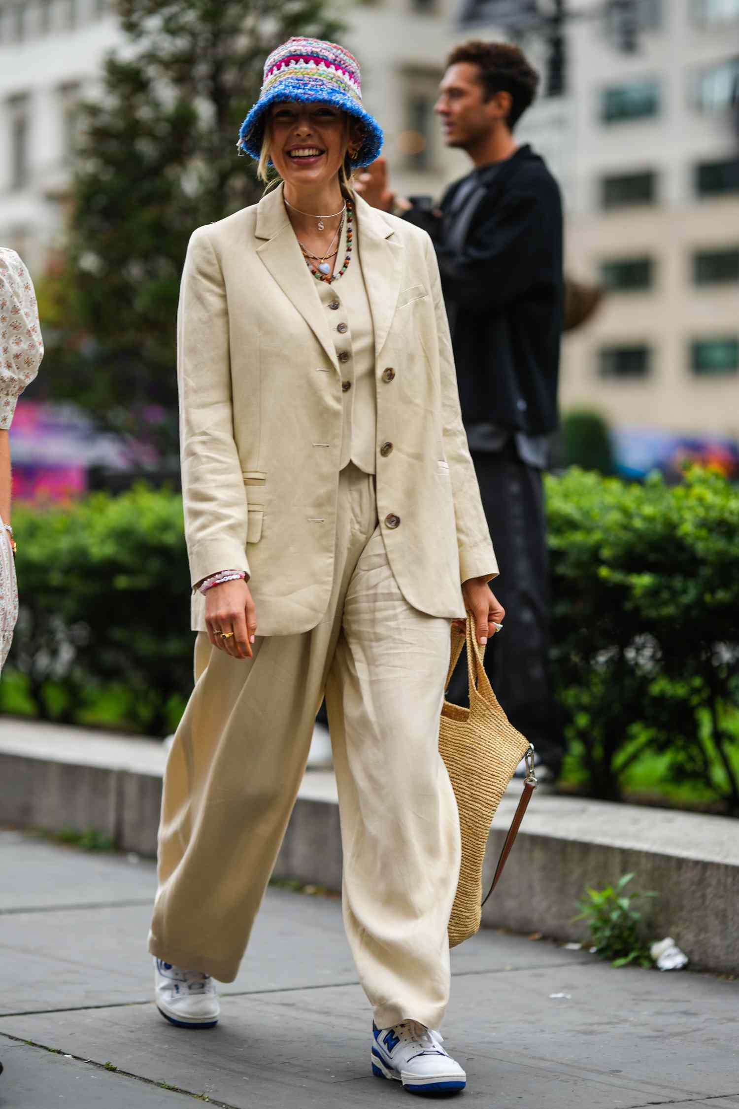 Linen Suit Paired with Blue and White Sneakers Linen Suit Paired with Blue and White Sneakers — Sneakers Outfits