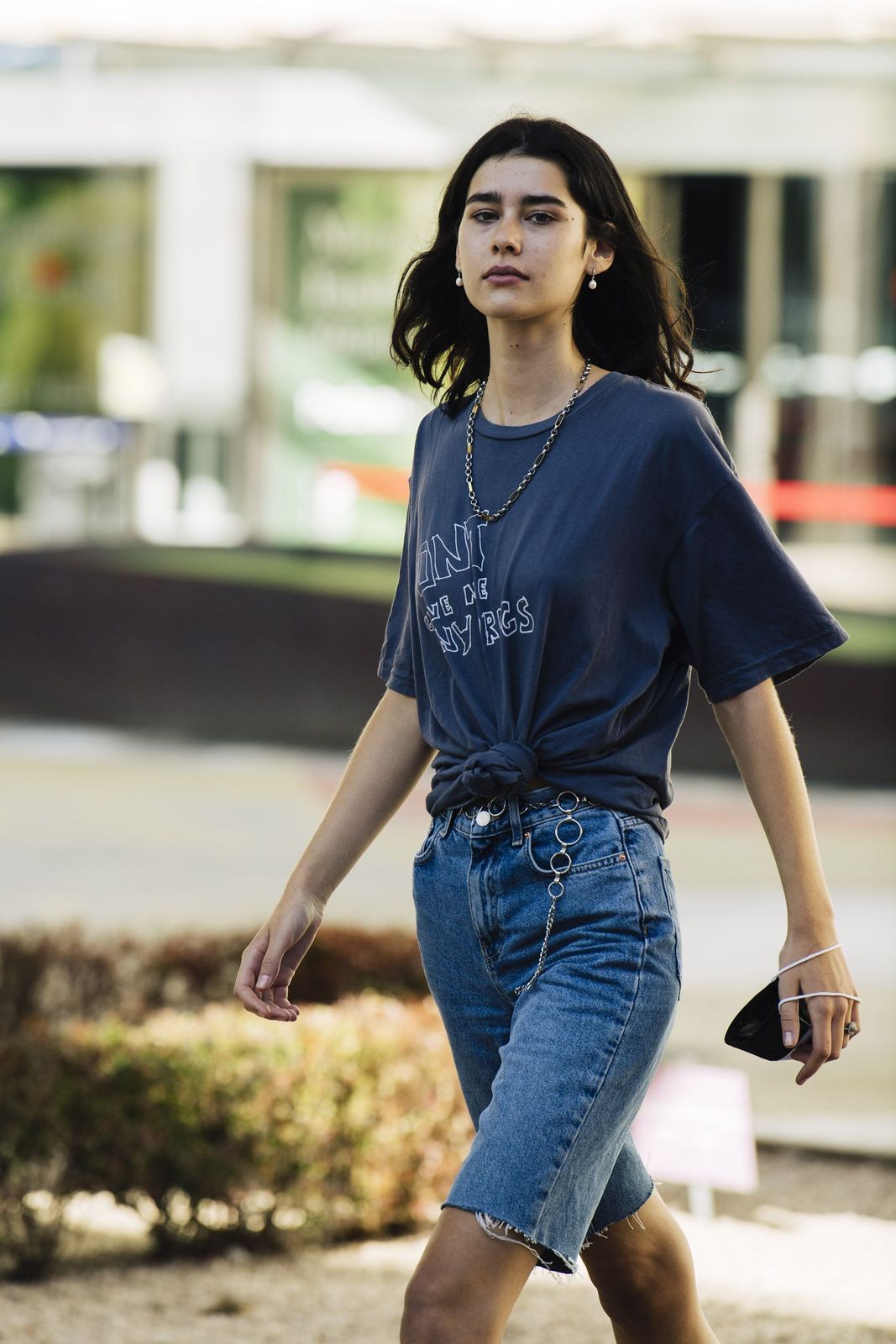 Graphic T-Shirt Tied at Waist with Denim Shorts Graphic T-Shirt Tied at Waist with Denim Shorts — Madrid Outfits