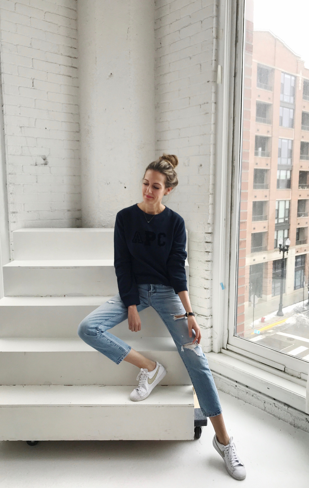 Casual Comfort: Mom Jeans with a Graphic Sweatshirt Casual Comfort: Mom Jeans with a Graphic Sweatshirt — Levi's Outfits