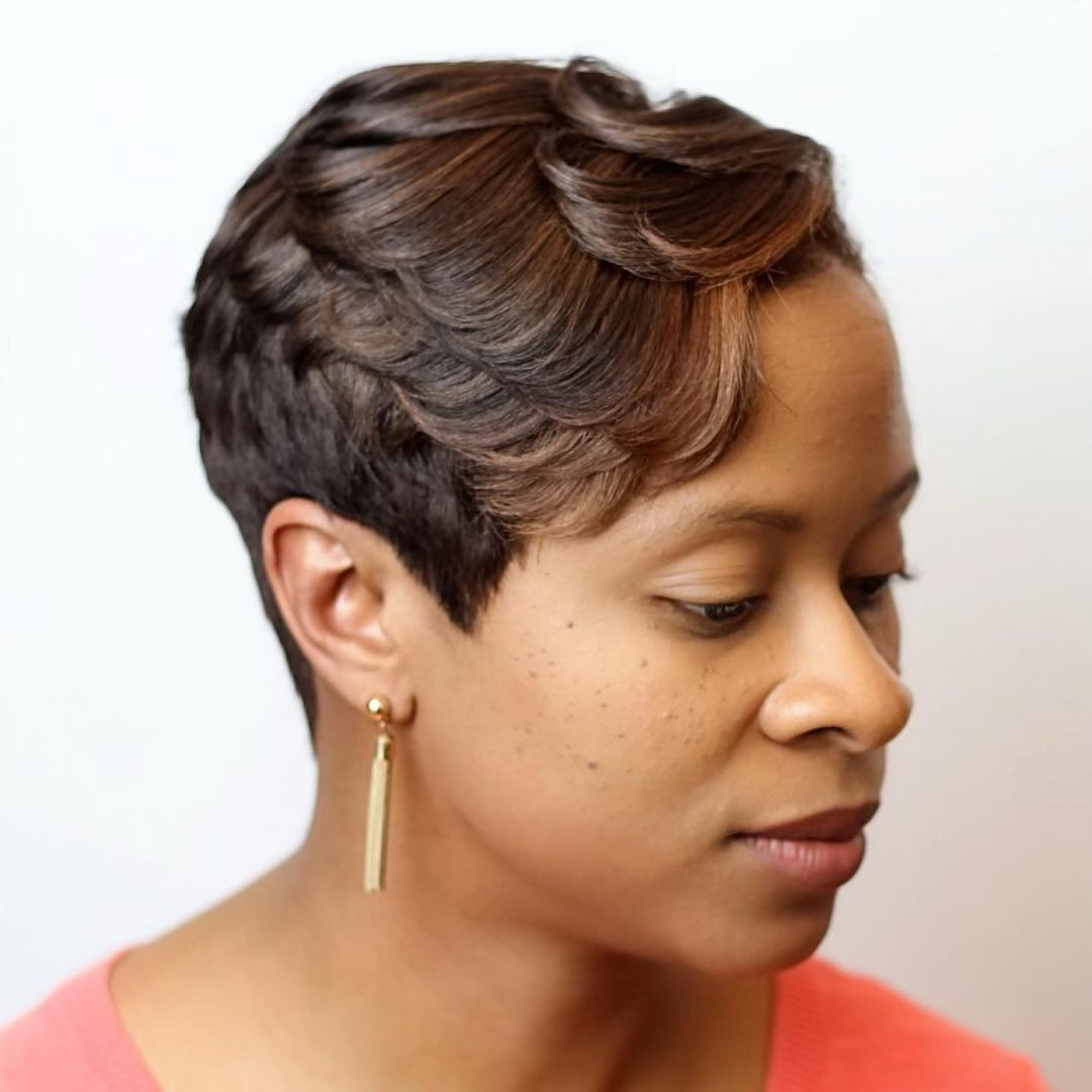 Sculpted Wavy Pixie With Highlights — Short Relaxed Hairstyles
