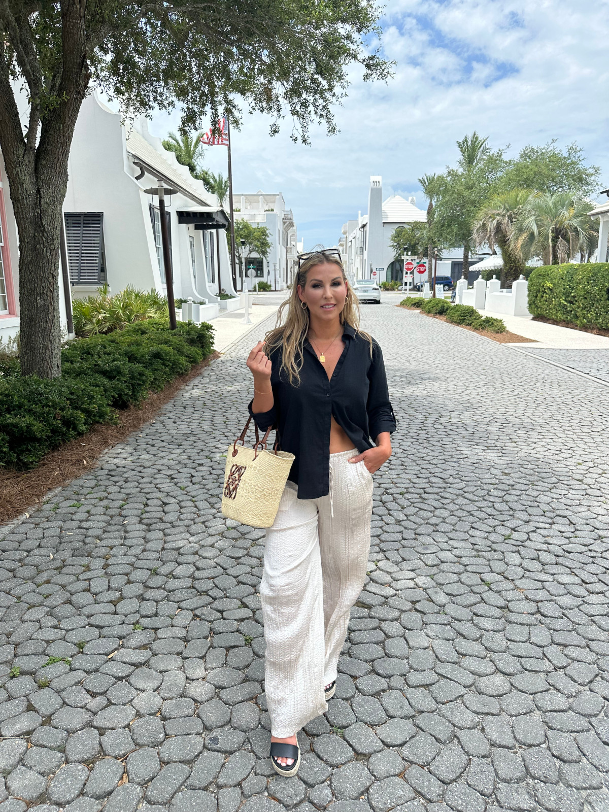 Beige Linen Pants with an Oversized Black Shirt Beige Linen Pants with an Oversized Black Shirt — Florida Outfits