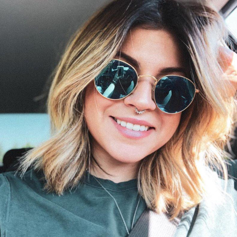 Casual Summer Look with Gold Septum Ring and Sunglasses Casual Summer Look with Gold Septum Ring and Sunglasses — Septum Piercing Ideas