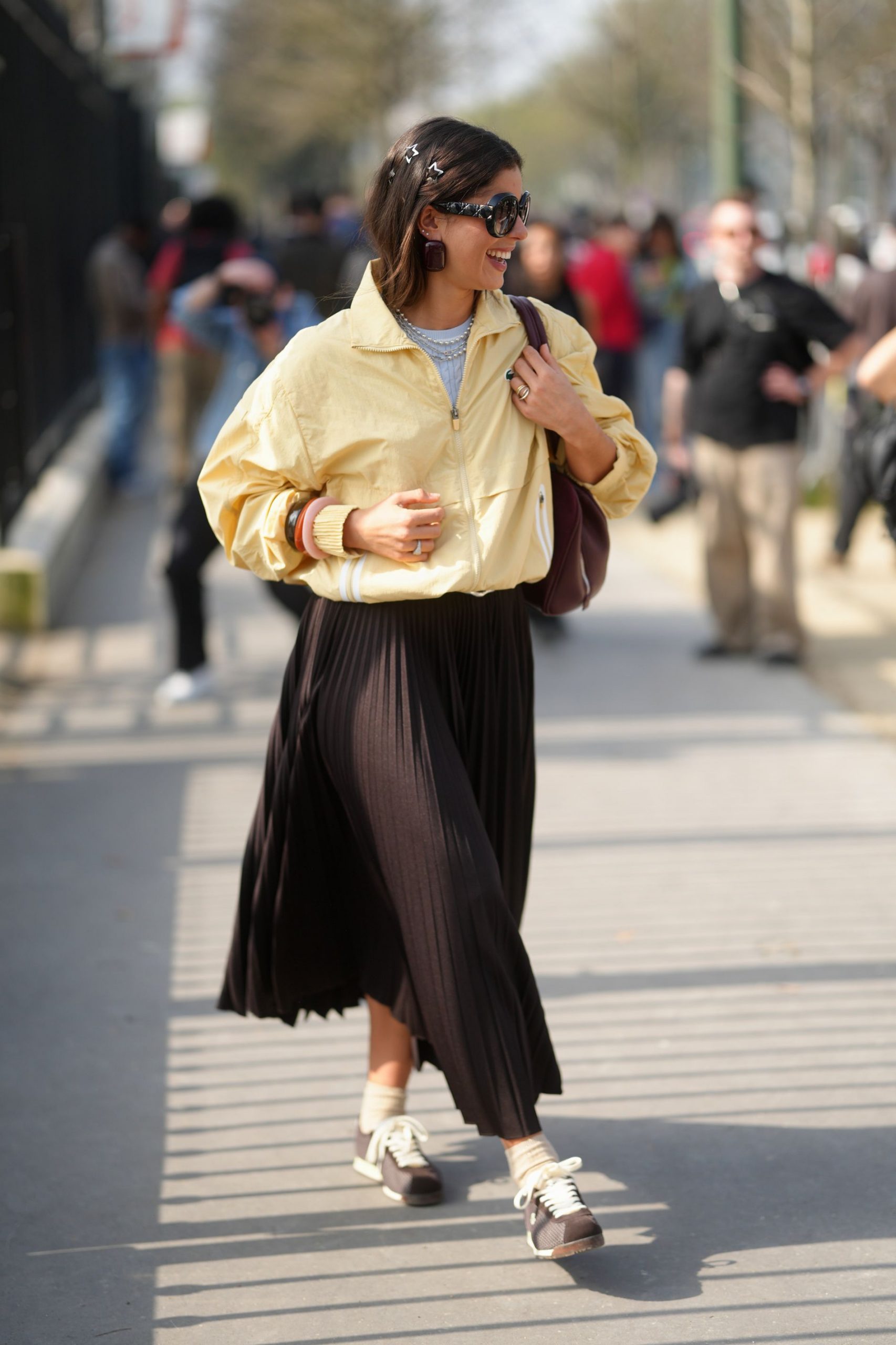 Sporty Chic: Black Pleated Skirt with Zip-Up Jacket and Sneakers — Pleated Skirt Outfits