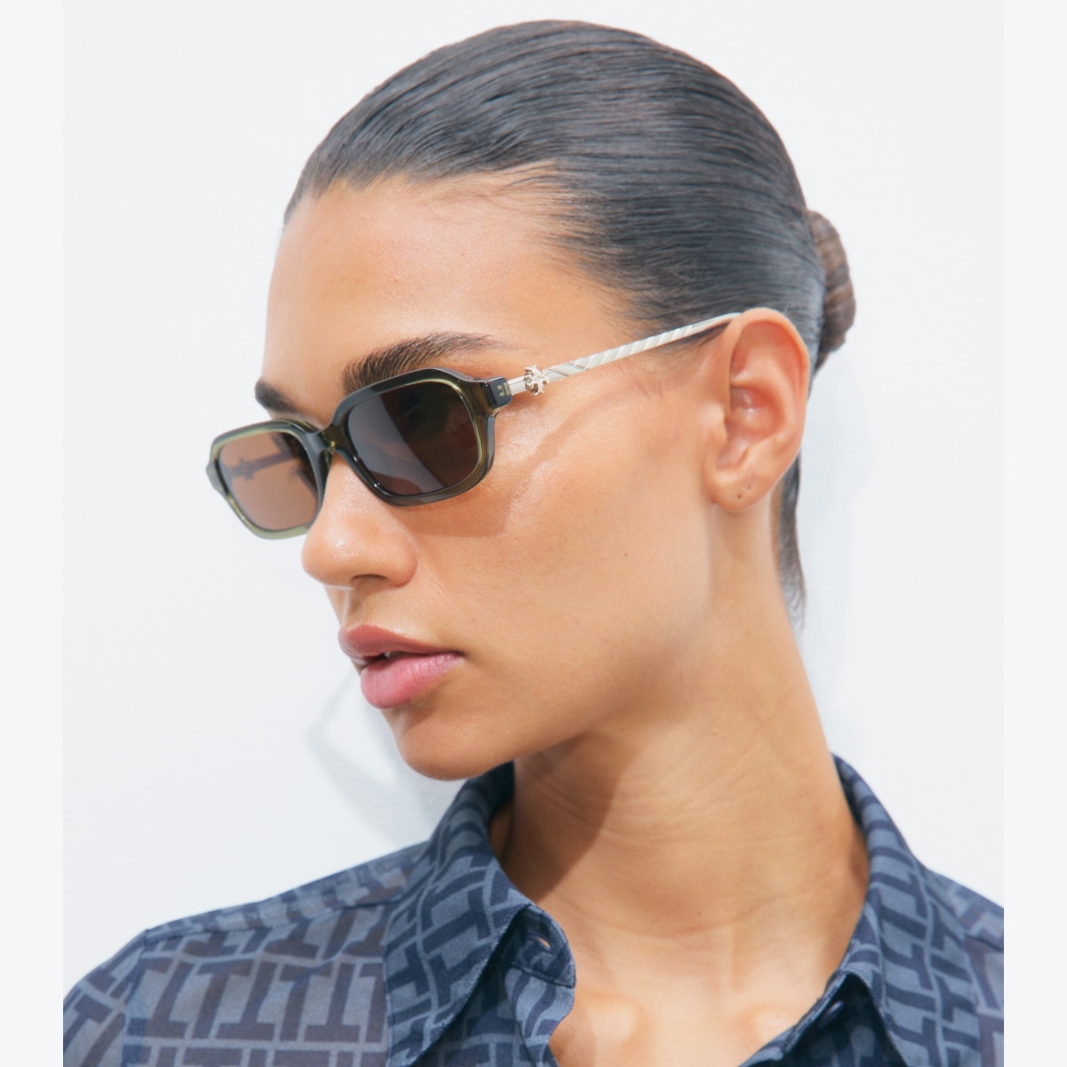 Dark Green Rectangle Sunglasses with Patterned Shirt Dark Green Rectangle Sunglasses with Patterned Shirt — Rectangle Sunglasses Outfits