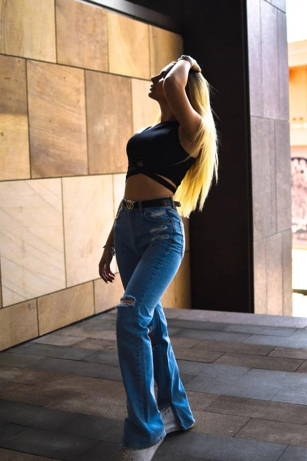 Casual Daytime: Crop Top with Wide-Leg Ripped Jeans Casual Daytime: Crop Top with Wide-Leg Ripped Jeans — Outfits for Hourglass Shape
