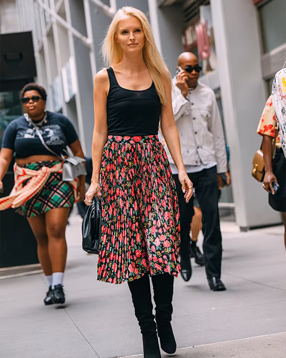 Floral Print Pleated Midi Skirt with Tank Top and Boots — Skirt Outfits