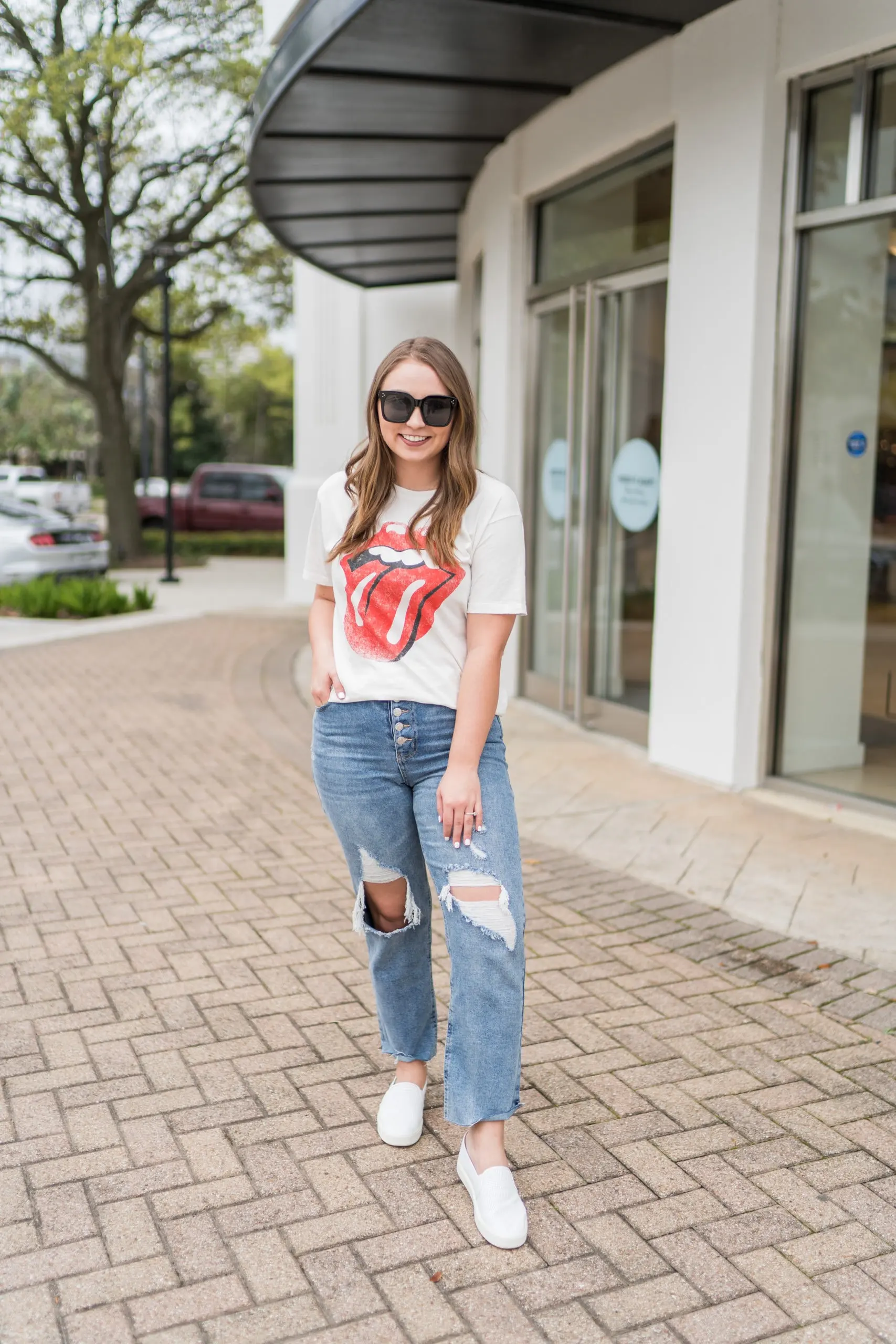 Graphic T-Shirt and Ripped Mom Jeans for Casual Style — Mom Jeans Outfits