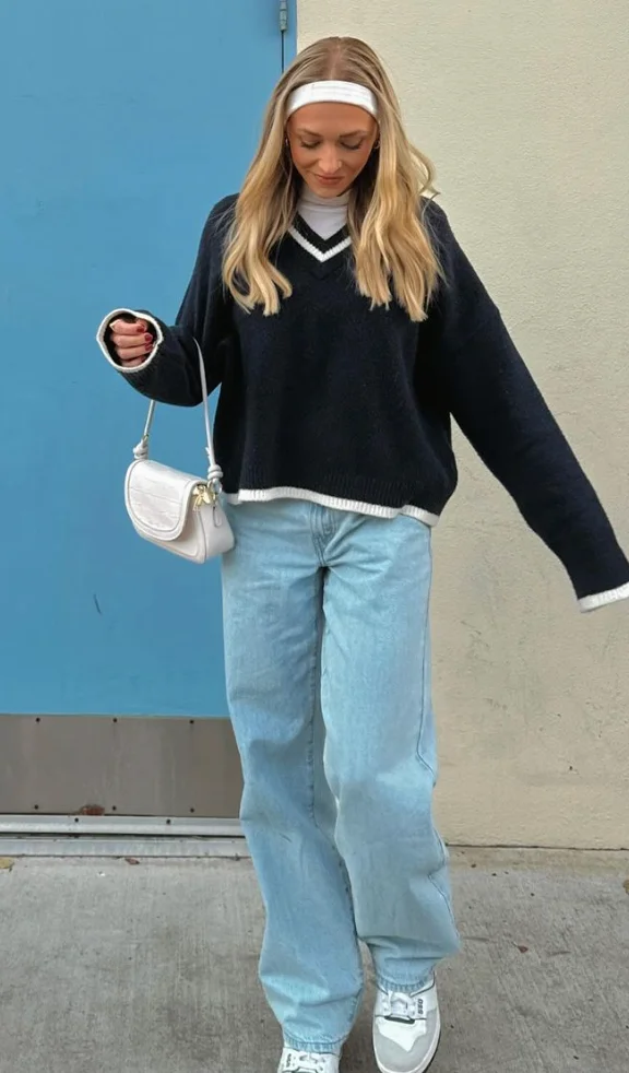 Baggy Mom Jeans with Navy Sweater and Headband — Mom Jeans Outfits