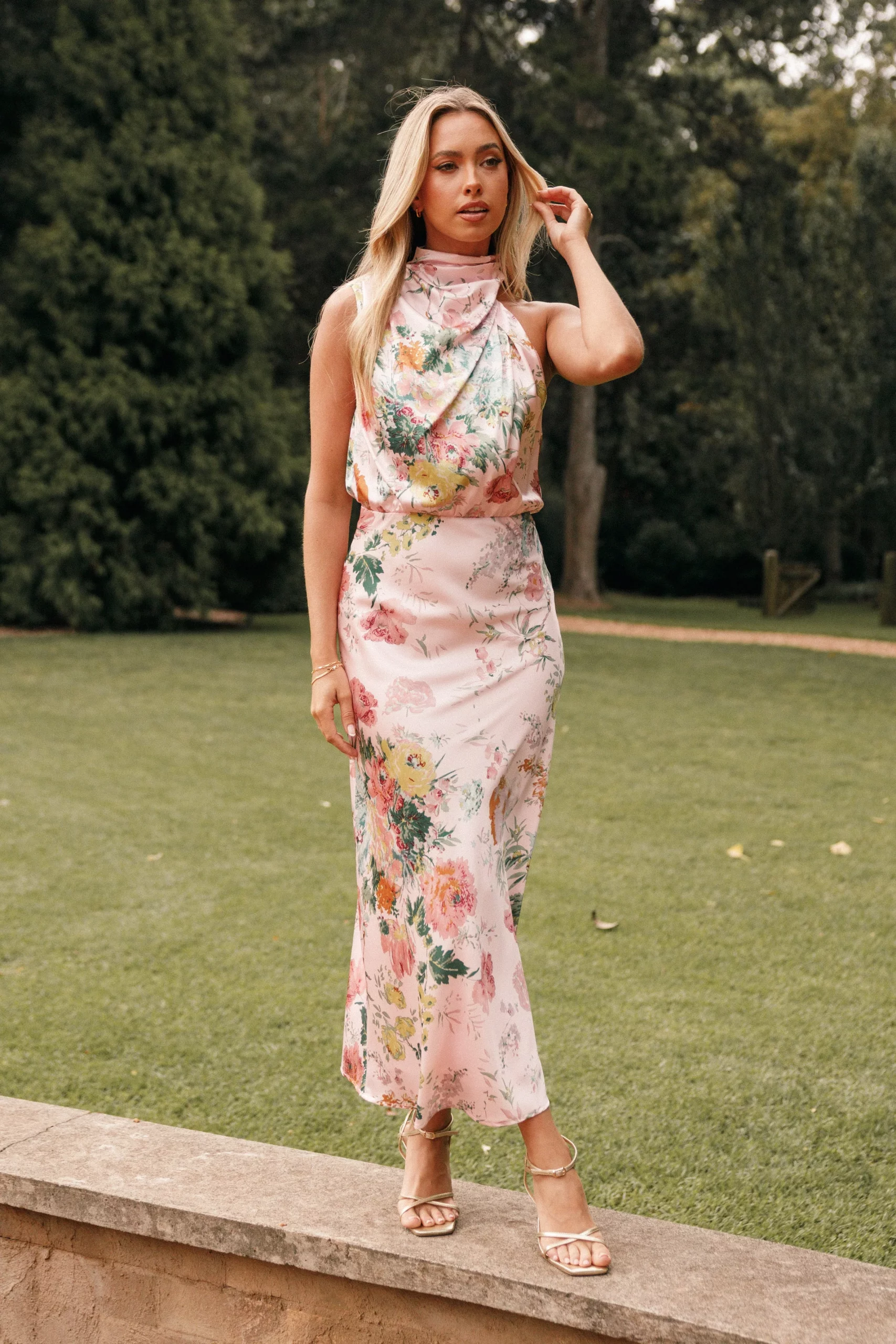 Floral Halter Neck Midi Dress for Daytime Events Floral Halter Neck Midi Dress for Daytime Events — Midi Dresses