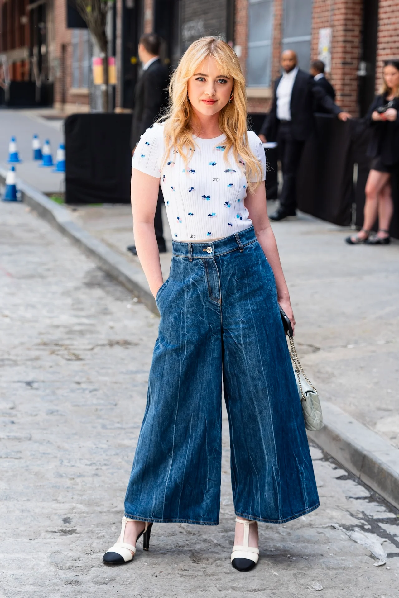 Denim Wide-Leg Palazzo Pants for a Chic Daytime Ensemble Denim Wide-Leg Palazzo Pants for a Chic Daytime Ensemble