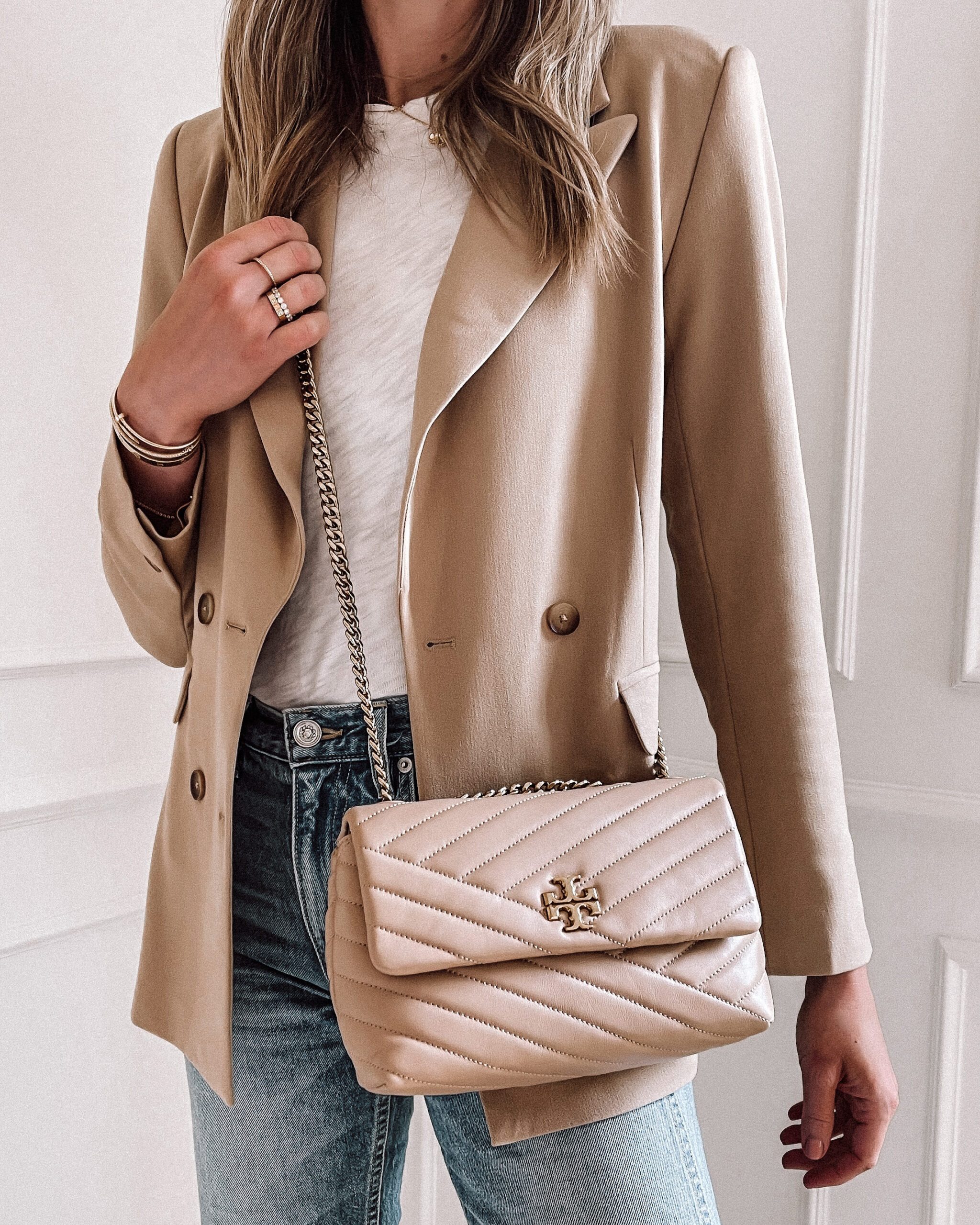 Beige Blazer and Jeans with Pink Quilted Shoulder Bag Beige Blazer and Jeans with Pink Quilted Shoulder Bag — Shoulder Bags