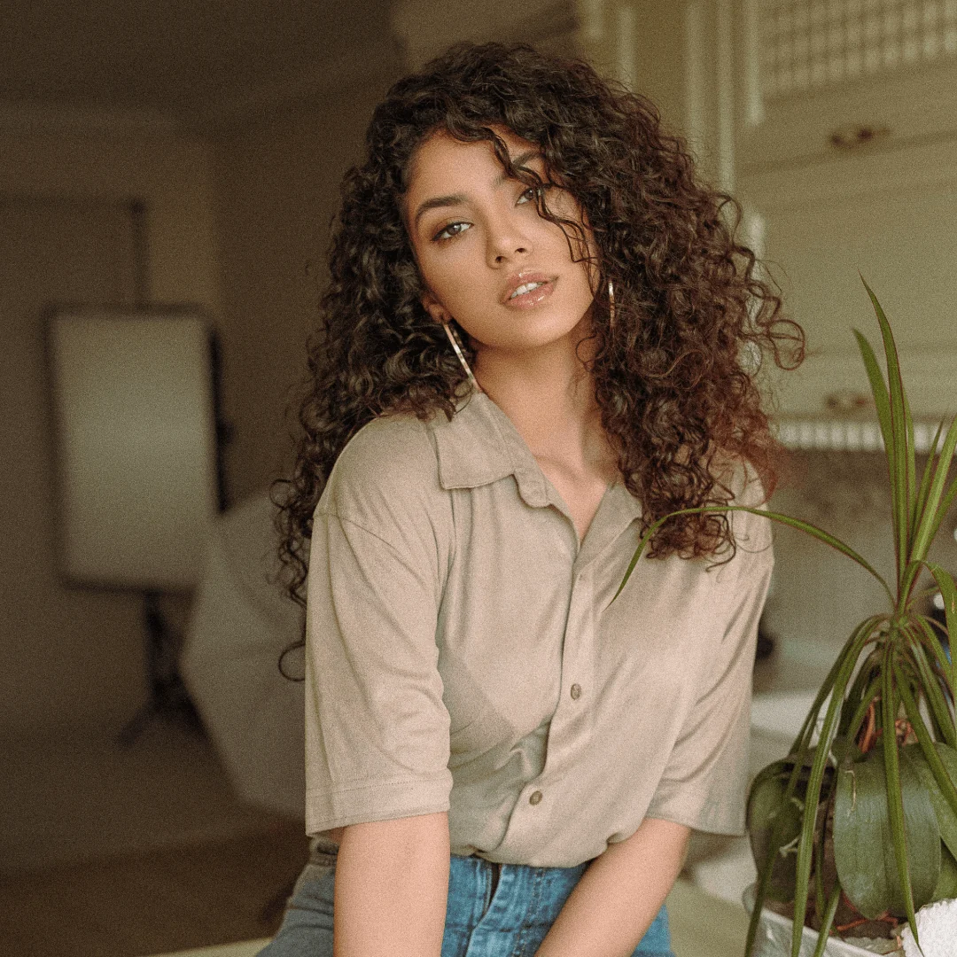 Collarbone Curls With Subtle Highlights Collarbone Curls With Subtle Highlights — 3A Hairstyles