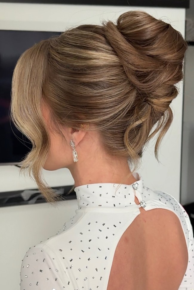 Voluminous Honey Blonde Chignon Voluminous Honey Blonde Chignon