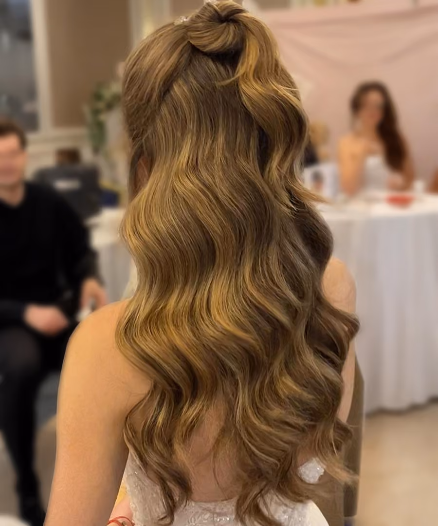 Voluminous Half-Up Dark Blonde Waves — Loose Waves