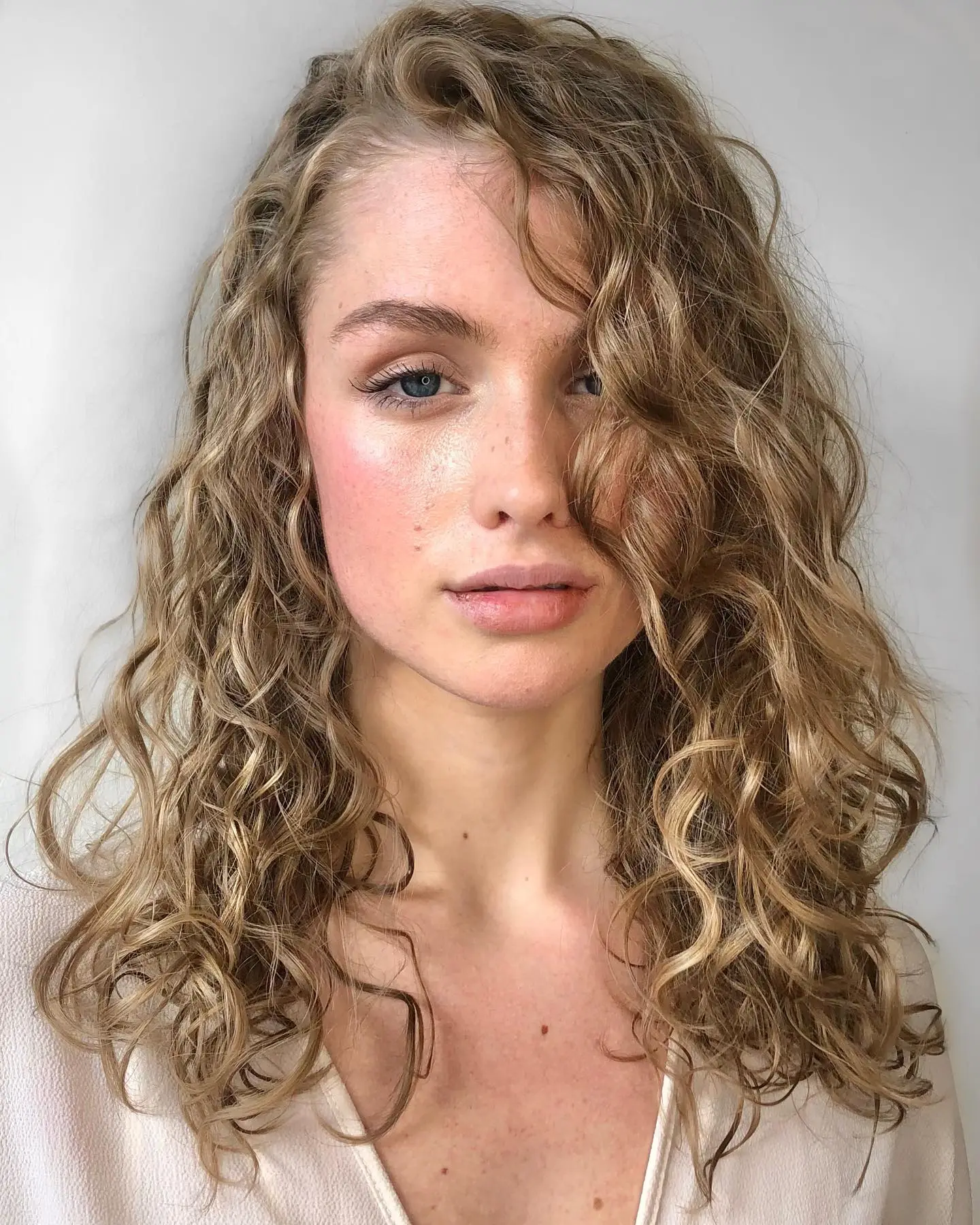 Honey Blonde Collarbone Air-Dried Waves — Loose Waves