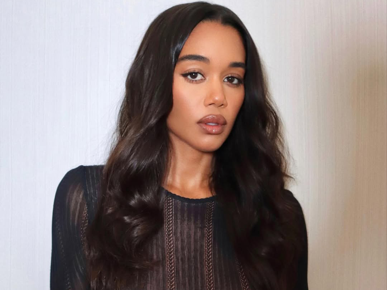 Glossy Mid-Back Wand Curls For Occasions Glossy Mid-Back Wand Curls For Occasions
