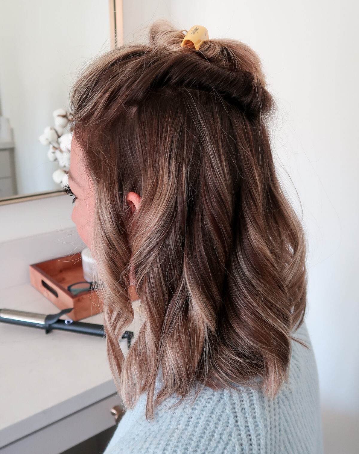 Half-Up Half-Down Collarbone Curls Half-Up Half-Down Collarbone Curls — Wand Curls