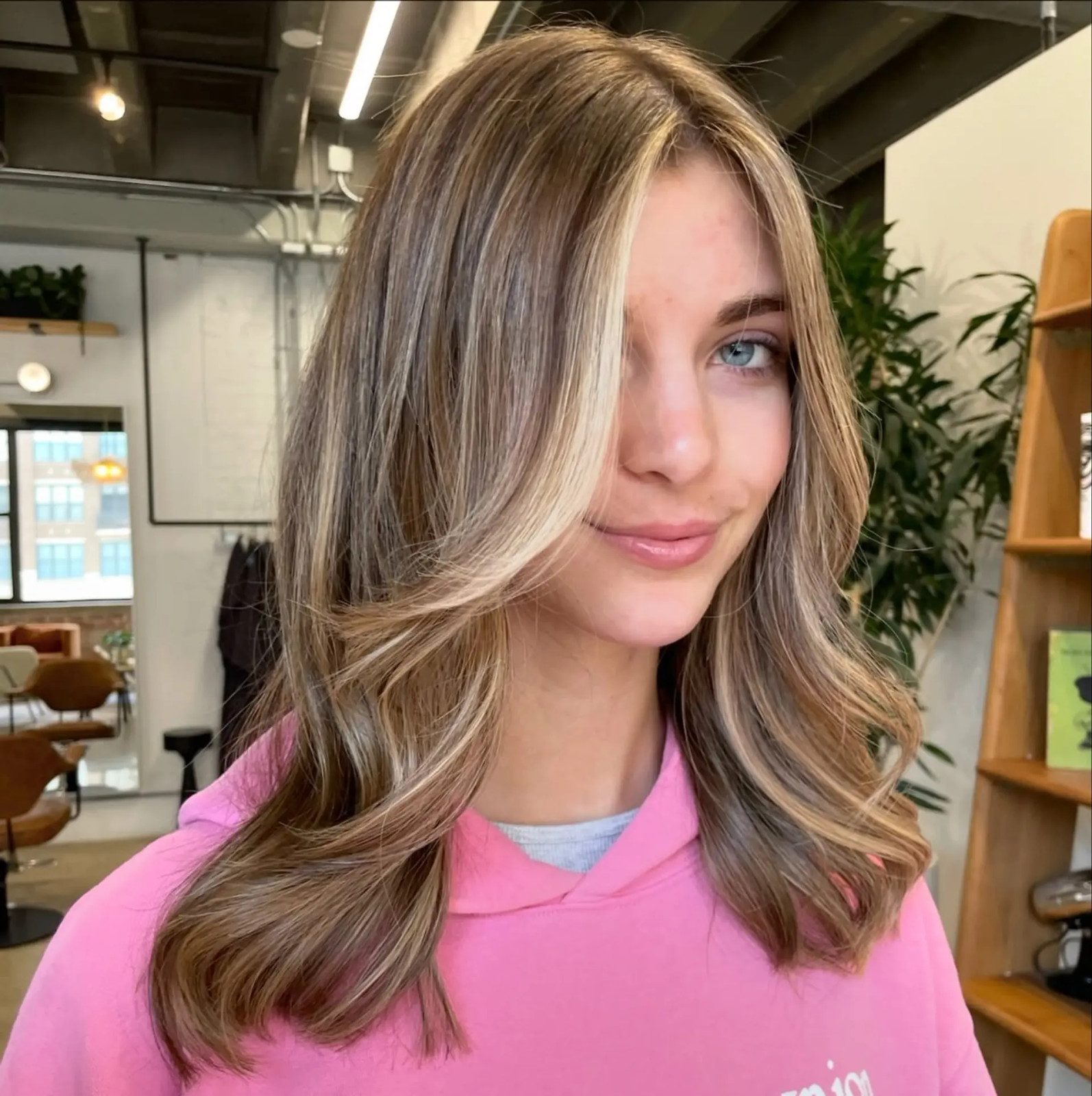 Visual Idea — Shoulder-Length Hair With Long Layers Visual Idea — Shoulder-Length Hair With Long Layers — Face Framing Highlights