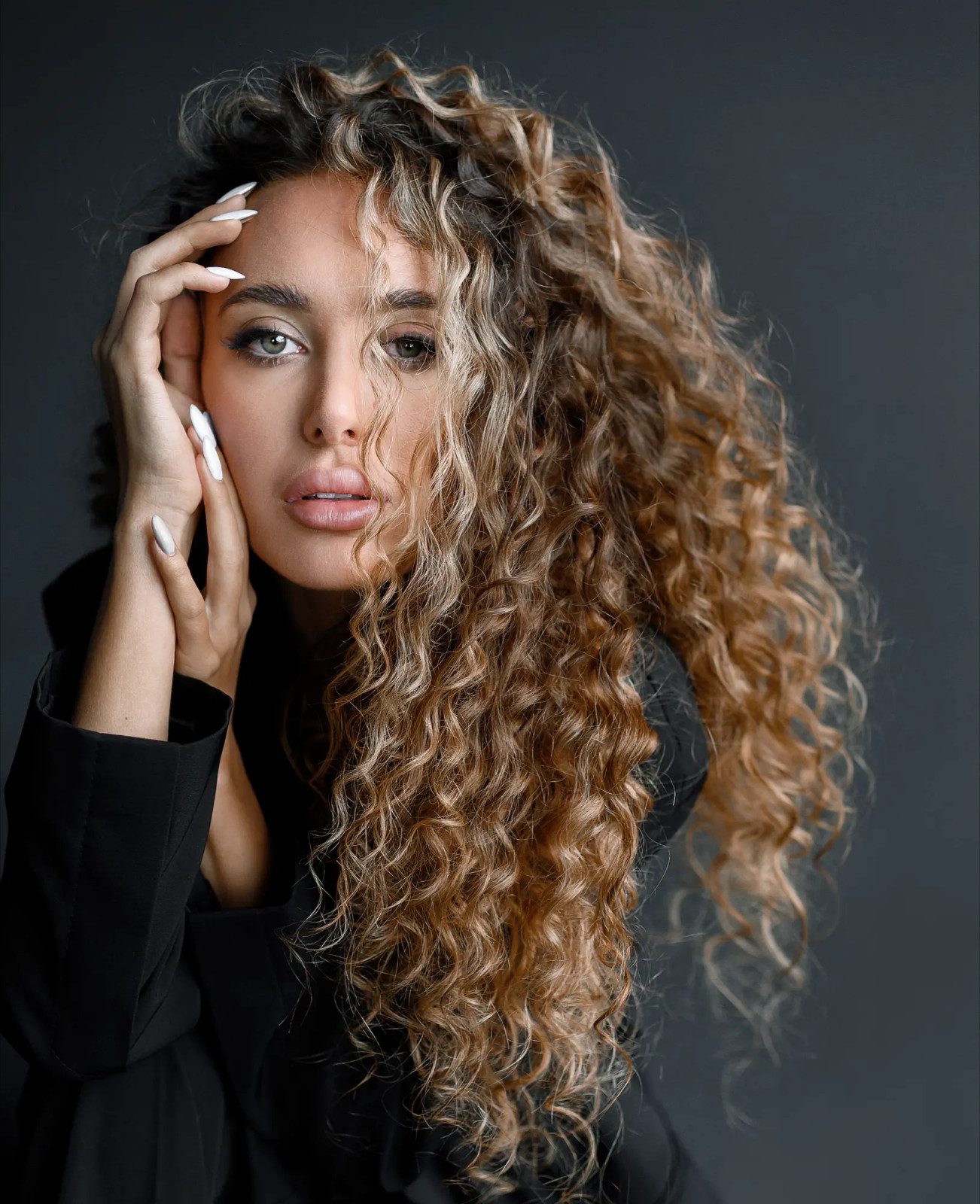 Curly Hair Highlights: Techniques, Shades & Curl-Safe Care