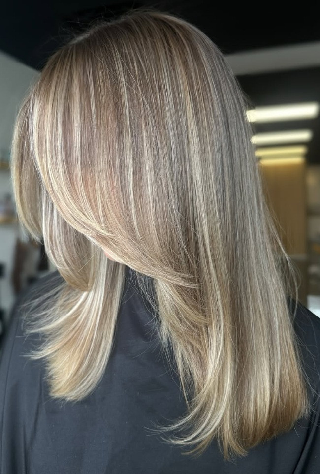 Collarbone Layers With Face-Framing Collarbone Layers With Face-Framing — Sandy Blonde