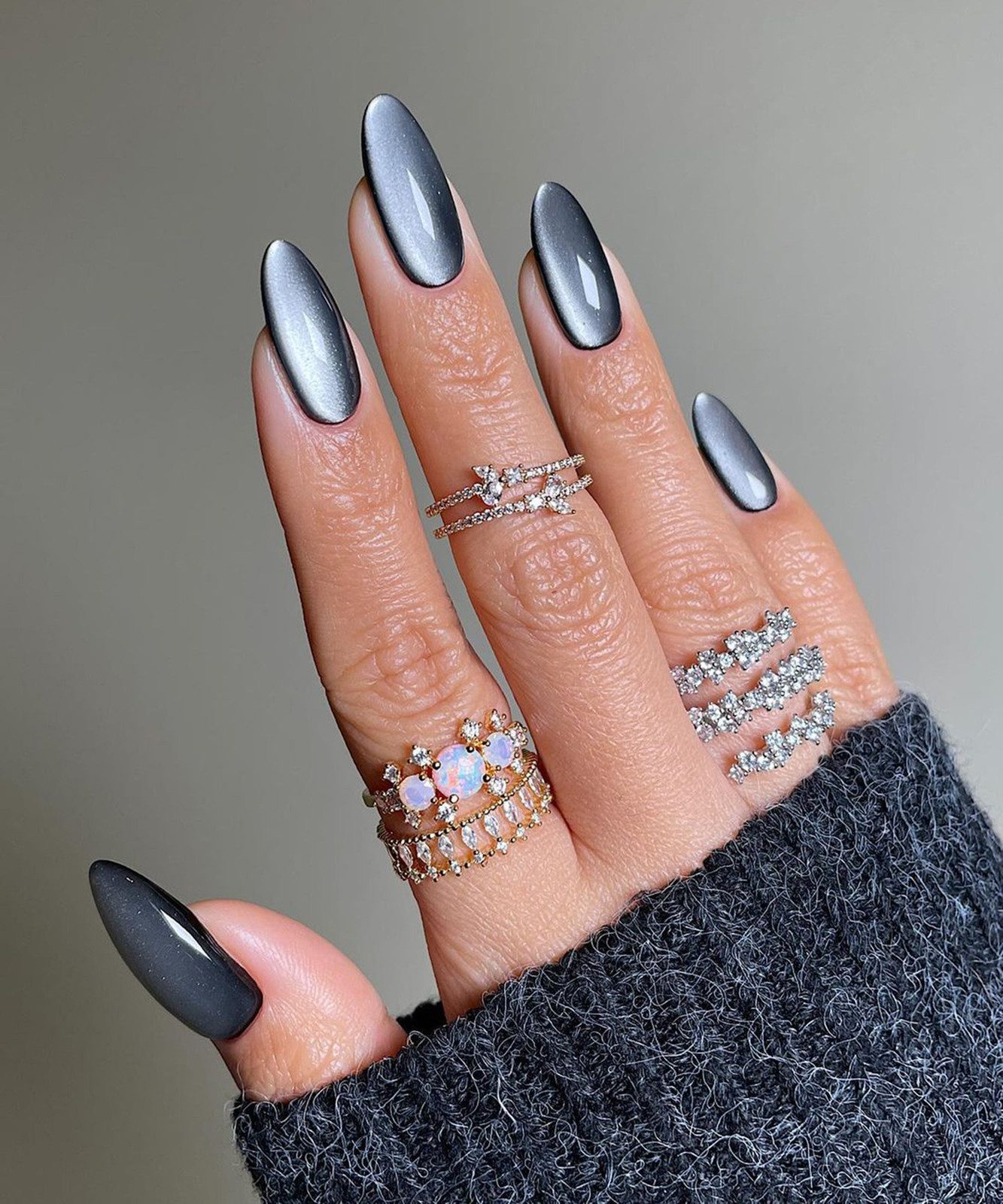 Chrome Grey Cat-Eye Almond Glass Nails Chrome Grey Cat-Eye Almond Glass Nails