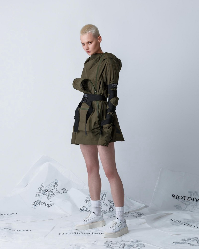 Olive Green Utility Jacket with Flared Skirt and Platform Sneakers Olive Green Utility Jacket with Flared Skirt and Platform Sneakers — Techwear Outfits