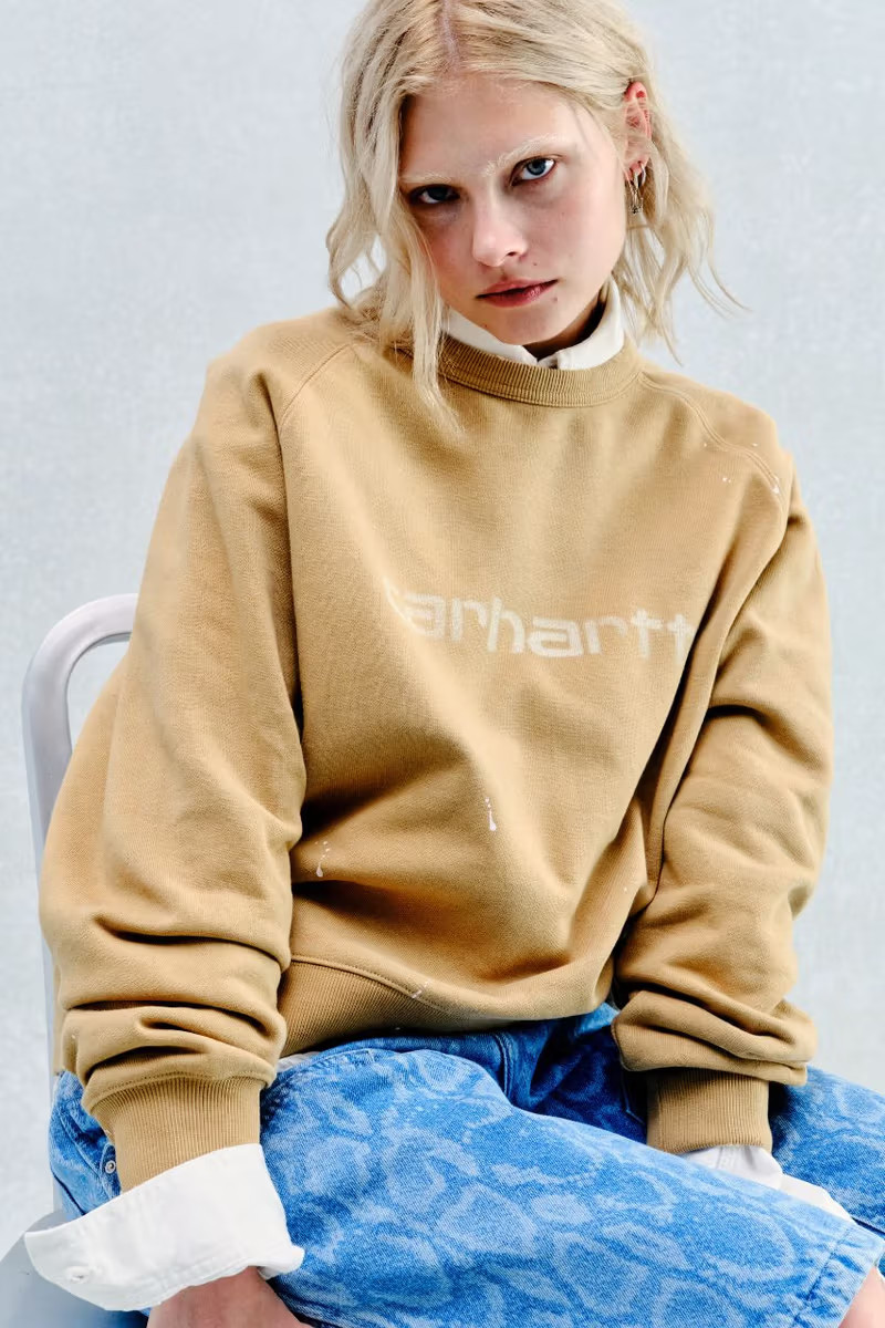 Oversized Camel Sweatshirt with Paint Splatters and Denim — Carhartt Outfits
