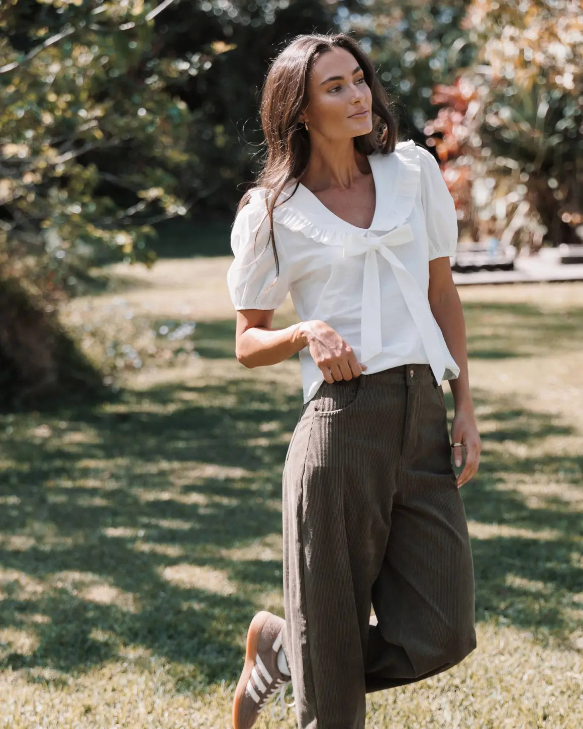 Brown Sneakers With White Stripes Outfit Idea Brown Sneakers With White Stripes Outfit Idea — Outfits for Women in Their 30s