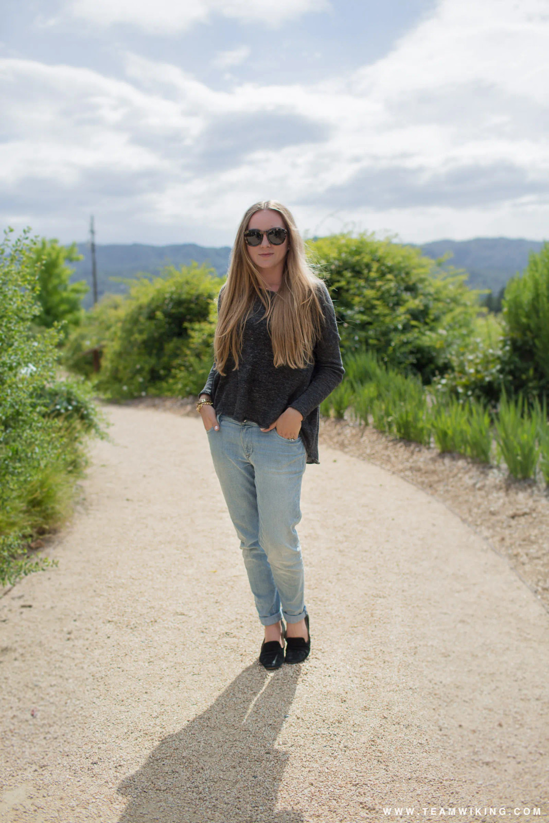 Grey Top and Relaxed Jeans for Effortless Style Grey Top and Relaxed Jeans for Effortless Style — Napa Outfits